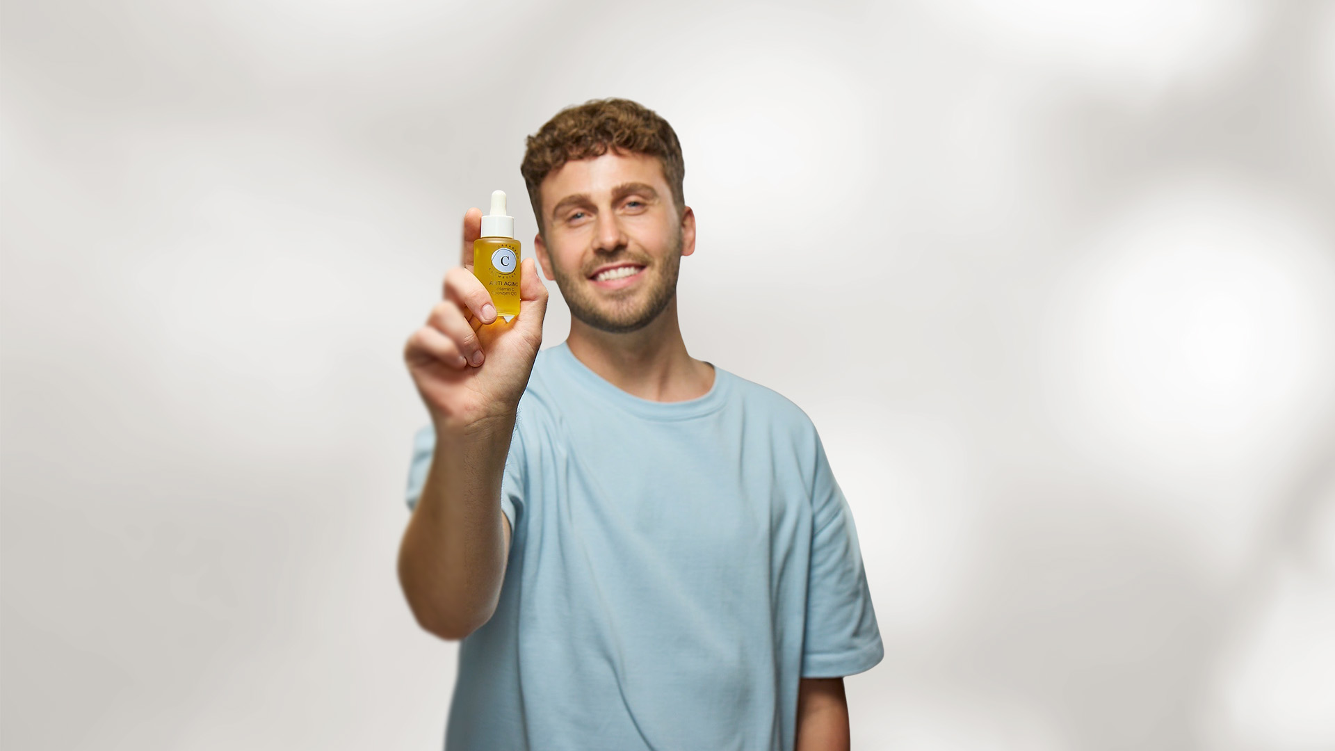 pflegeroutinen_schuetzende-regenerierende-pflege_header-right-person_1000x1000px